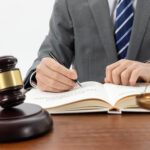 Comprender las decisiones judiciales: Resumiendo Opiniones y Sentencias para Casos Legales